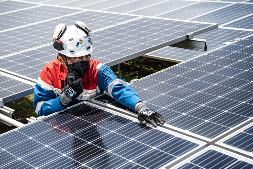 One of the efforts to develop new renewable energy is through the use of solar panels in Pertamina’s operational areas, as seen at the refinery in Cilacap, Central Java. Photo courtesy of Pertamina.