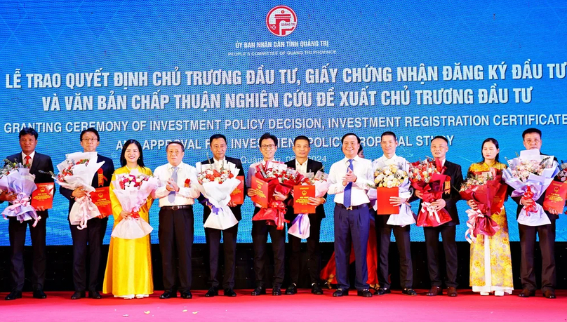 Quang Tri province leaders award investment certificates to investors on July 6, 2024. Photo courtesy of Quang Tri newspaper.