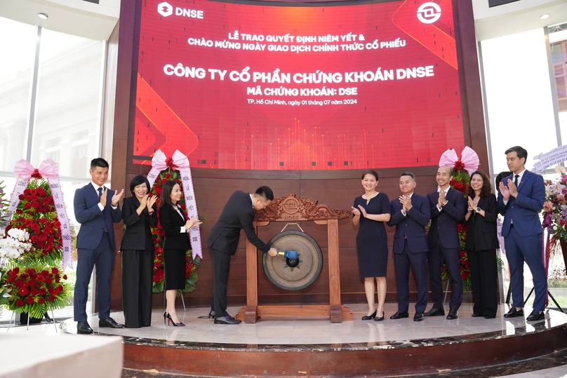 DNSE Securities JSC officially lists its shares as DNE on the Ho Chi Minh Stock Exchange, July 1, 2024. Photo courtesy of DNSE.