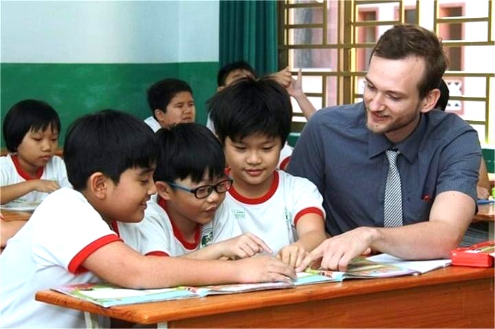 A foreign teacher in Vietnam. Photo courtesy of Dan Toc & Phat Trien (Ethnics & Development) newspaper.