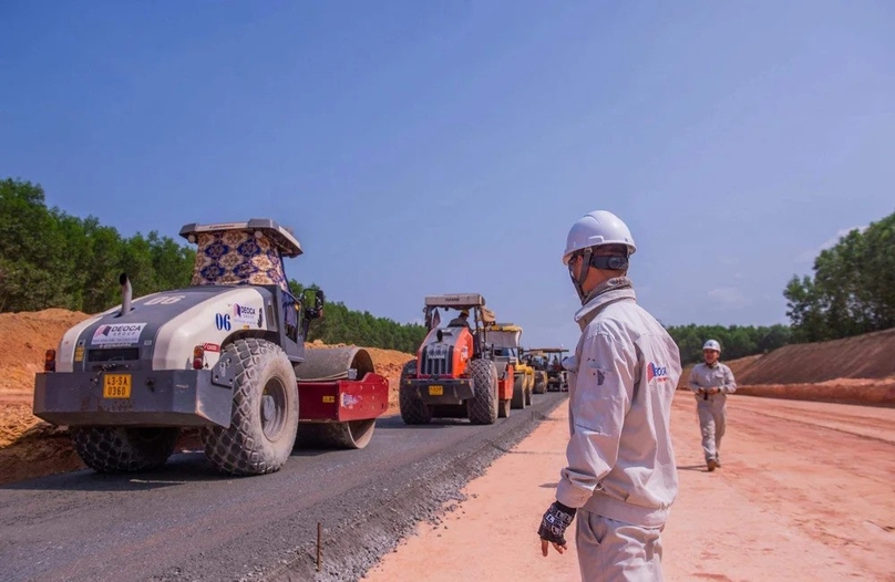  Deo Ca engineers work on the Quang Ngai-Hoai Nhon expressway, central Vietnam. Photo courtesy of the firm.