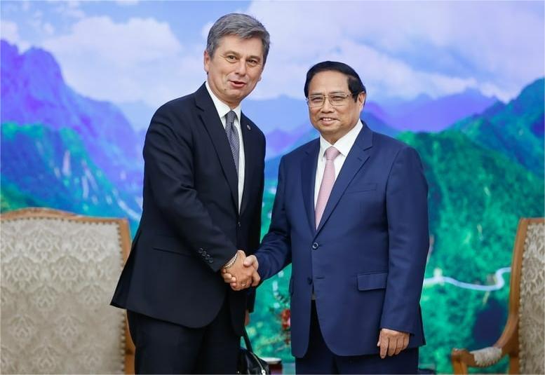 Prime Minister Pham Minh Chinh (right) and FIATA president Turgut Erkeskin meet in Hanoi, July 9, 2024. Photo courtesy of the government’s news portal.