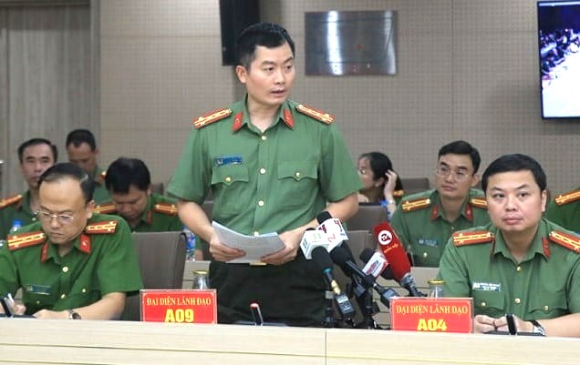 Colonel Nguyen Tuan Hung (standing), deputy director of the Ministry of Public Security’s investigative security agency (A09), speaks at a press conference on July 8, 2024. Photo courtesy of the police.