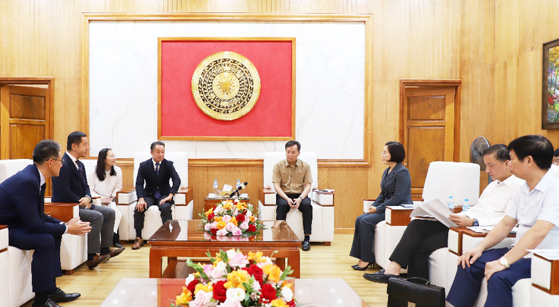 Nguyen Huu Nghia (center, right), chief of Hung Yen's Party Committee, meets with a Sumitomo Corporation delegation in the northern province, July 9, 2024. Photo courtesy of Hung Yen newspaper.