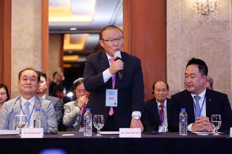 Hong Sun (right) sits next to Park Hang Seo (standing), former head coach of Vietnam's national football team, during a meeting between Prime Minister Pham Minh Chinh and Korean friends in Seoul, June 30, 2024. Photo courtesy of the government's news portal.