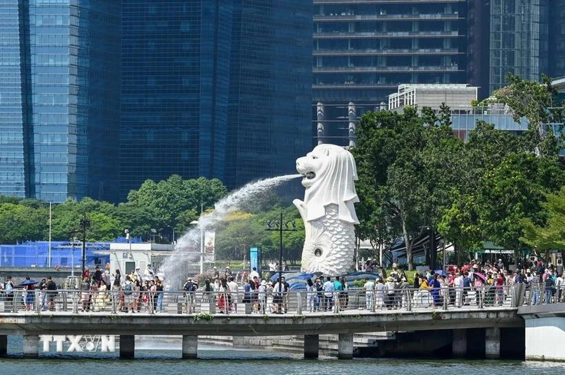  Visitors to Marina Bay of Singapore. Photo courtesy of AFP/VNA