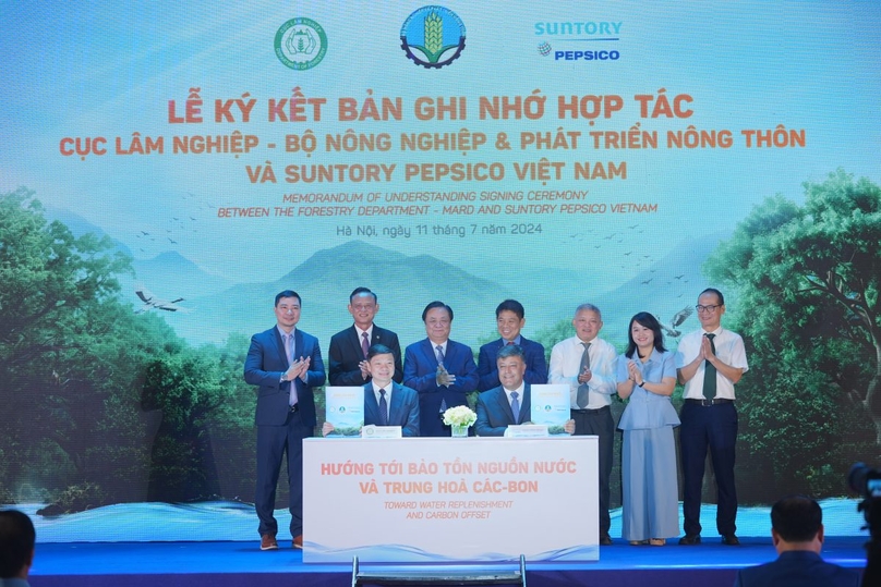 Executives of Suntory Pepsico Vietnam Beverage and officials of the Department of Forestry sign an MoU, Hanoi, July 11, 2024. Photo courtesy of the Department of Forestry.