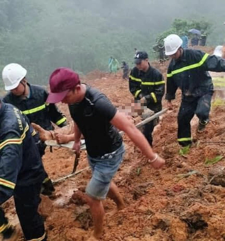 Rescuers take a victim from the mud after the landslide in Ha Giang province, northern Vietnam. Photo courtesy of Ha Giang police.