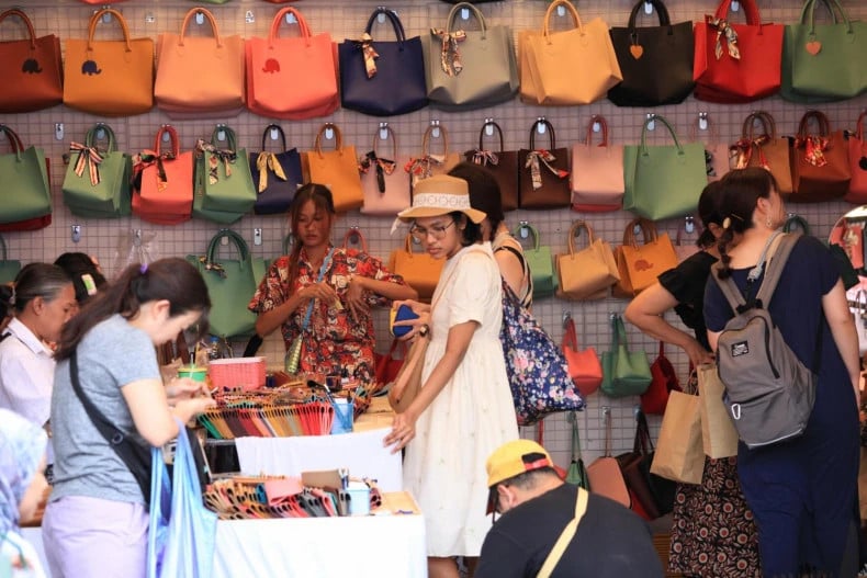 Shoppers at Chatuchak weekend market. Photo courtesy of Bangkok Post.