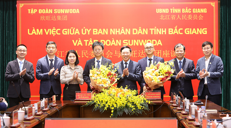 Sunwoda COO Xiang Haibiao (fourth, left), Bac Giang Chairman Le Anh Duong (fourth, right), and Capella Land CEO Bui Dinh Chien at a signing ceremony in the northern Vietnam province, July 16, 2024. Photo courtesy of Bac Giang newspaper.