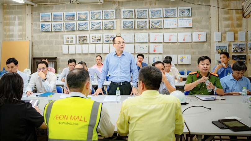  Thua Thien Hue Vice Chairman Phan Quy Phuong (center) makes an on-site check at Aeon Mall Hue, in Thua Thien Hue province, central Vietnam, on July 15, 2024. Photo courtesy of Aeon Mall Vietnam.