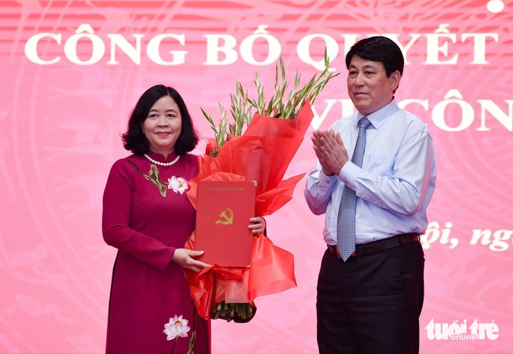 On behalf of the Politburo, General Luong Cuong, Standing Secretary of the Party Central Committee's Secretariat, hands over the decision on appointing Bui Thi Minh Hoai as Hanoi’s Party chief, July 17, 2024. Photo courtesy of Tuoi Tre (Youth) newspaper.