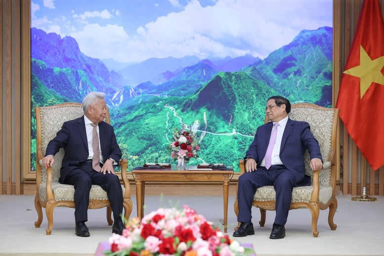 Vietnamese Prime Minister Pham Minh Chinh (right) meets with AIIB president Jin Liqun in Hanoi, July 16, 2024. Photo courtesy of the government’s news portal.