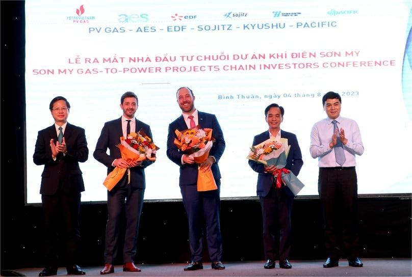 Binh Thuan Chairman Doan Anh Dung (left) at a ceremony to introduce investors to the Son My LNG-to-power chain on August 4, 2023. Photo courtesy of Binh Thuan news portal.