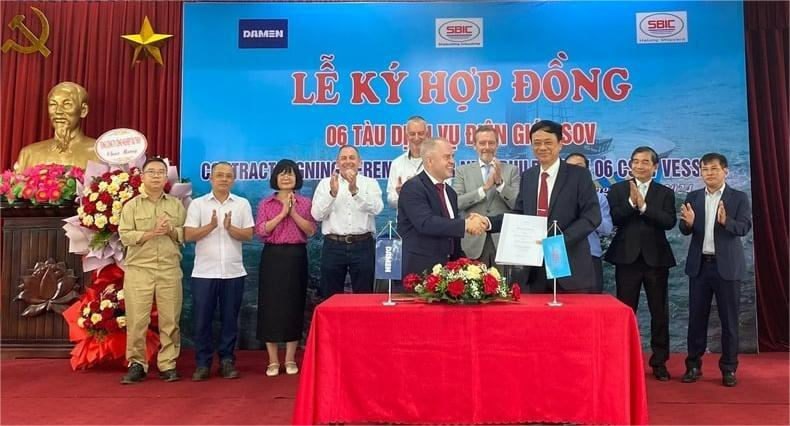 Executives of Halong Shipyard Vietnam and Damen sign a contract in Quang Ninh province, northern Vietnam, July 18, 2024. Photo courtesy of Giao Thong (Transport) newspaper.