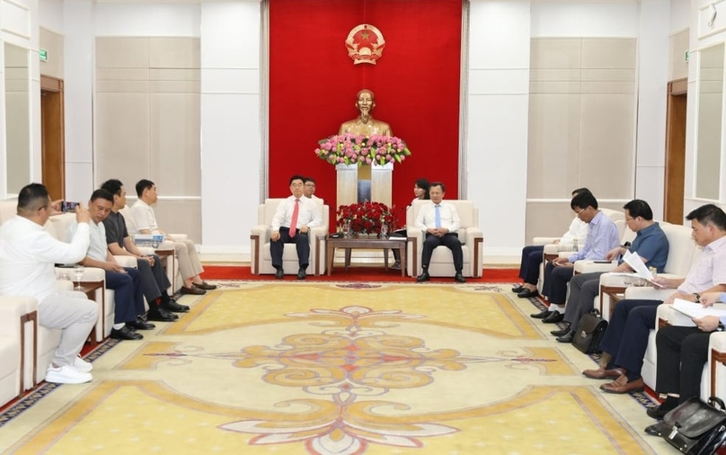 Cao Tuong Huy (central right), Chairman of the People's Committee of Quang Ninh, receives KGA chairman Park Gi-Beom on July 18, 2024. Photo by The Investor/QMG.