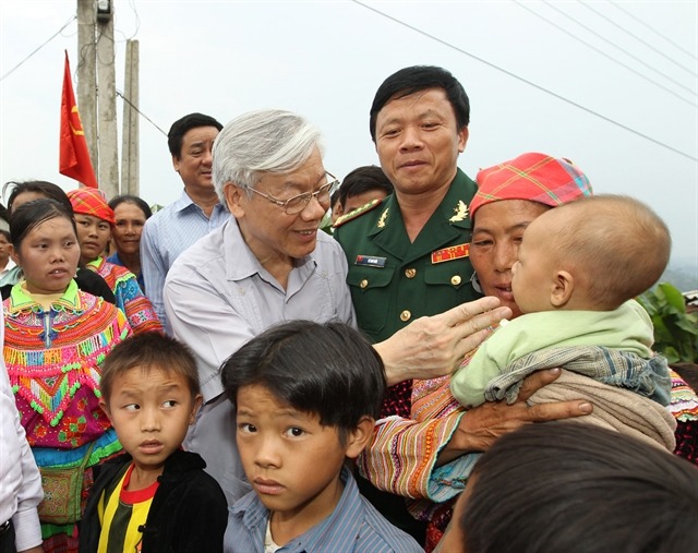 Party General Secretary Nguyen Phu Trong talked with ethnic minority people at Ban Kham I hamlet, Trung Ly commune, Muong Lat district in Thanh Hoa province in 2011. Photo by Vietnam News Agency.