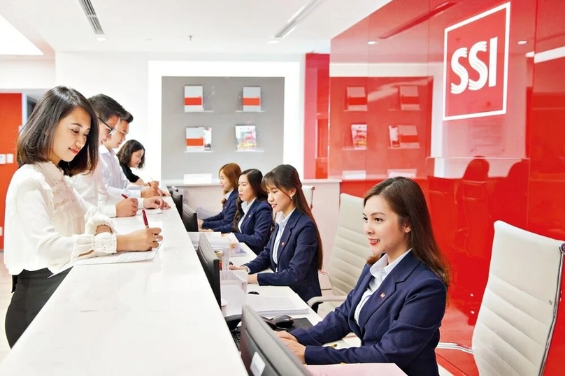 Investors at the counter of SSI Securities. Photo courtesy of the firm.