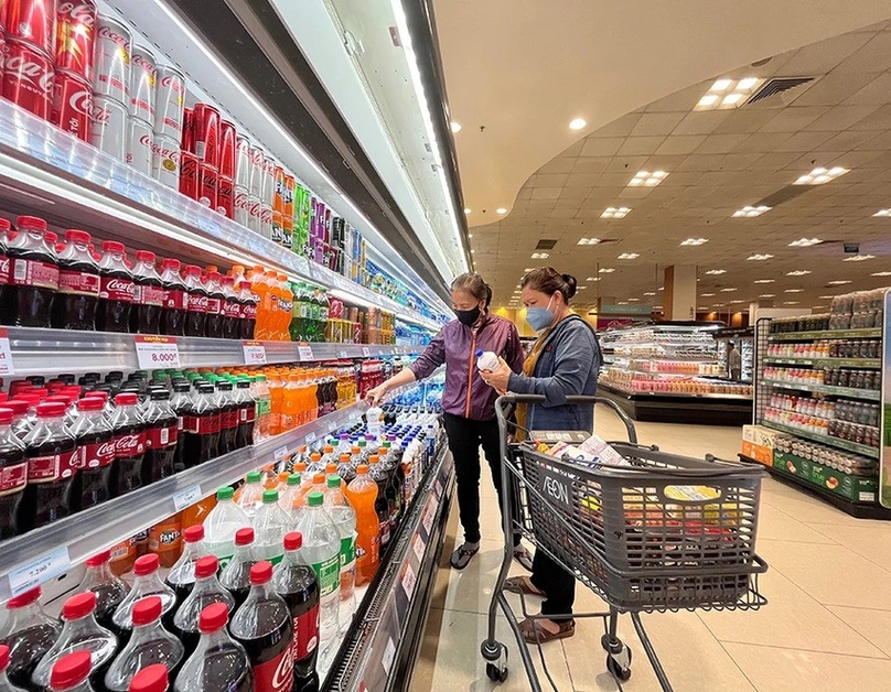 Sugary drinks aisle at a supermarket. Photo courtesy of Phap Luat TP.HCM (HCMC Law) newspaper.