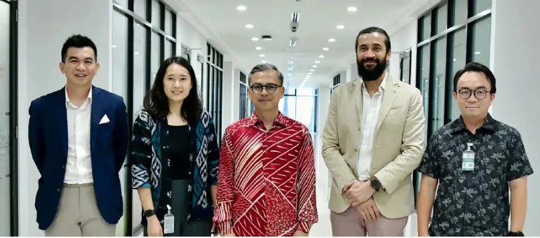 From left: Rev Media Group chief operating officer Nicholas Sagau, Google government affairs and public policymanager Arianne Santoso, Communications Minister Fahmi Fadzil, Google News partner manager Adeel Farhan and Media Prima Bhd group managing director Rafiq Razali during the launch of the Advertising Revenue Lab on July 18, 2024. Photo courtesy of Google.