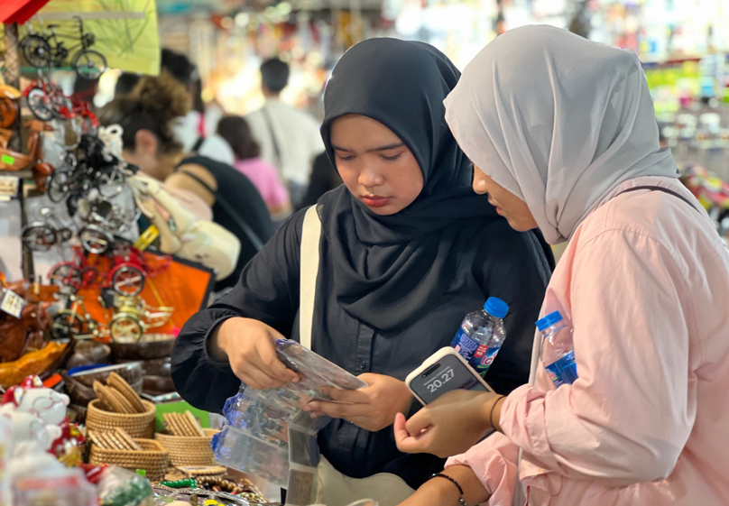 Muslim tourists shop at the Ben Thanh market in District 1, Ho Chi Minh City. Photo courtesy of Phu Nu (Women) newspaper.