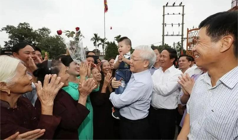 Party General Secretary Nguyen Phu Trong and people in Thuong Dien village, Vinh Quang commune, Vinh Bao district, Hai Phong city. Photo courtesy of Vietnam News Agency.