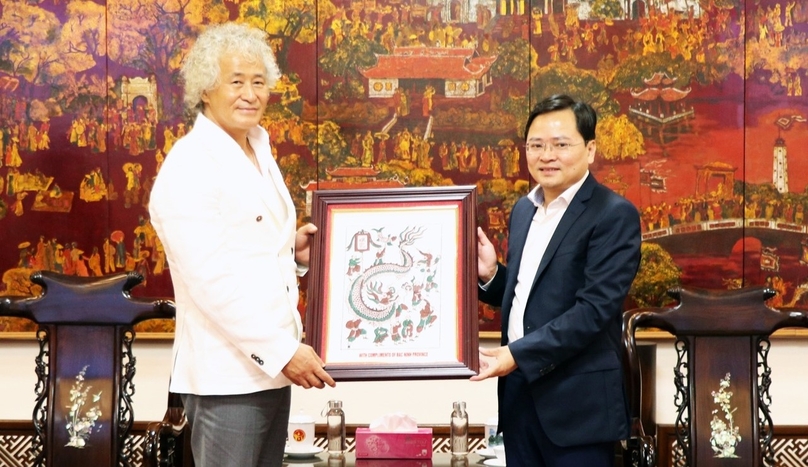 Bac Ninh province's Party chief Nguyen Anh Tuan (right) presents a traditional craft product to Bang Seung Ho, chairman of Phillips, as a gift, July 19, 2024. Photo courtesy of Bac Ninh's news portal.