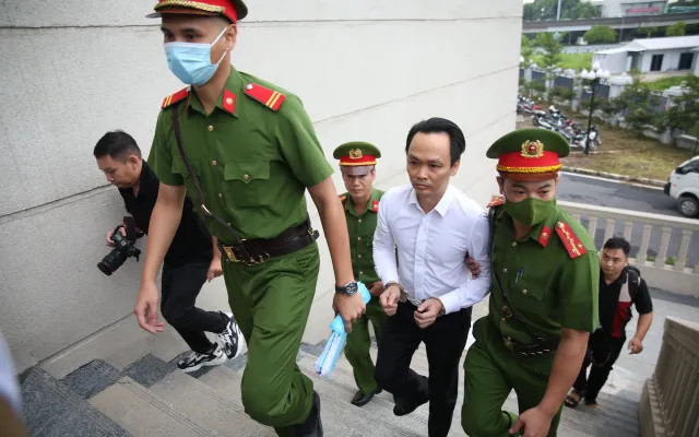 Former FLC Group chairman Trinh Van Quyet is taken by police to the court. Photo courtesy of Vietnam Television.