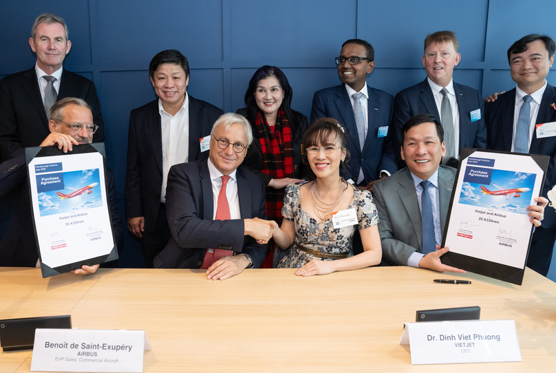 Vietjet CEO Dinh Viet Phuong (front, far right) and Benoît de Saint-Exupéry, executive vice president sales, Airbus Commercial Aircraft (front, far left) sign the aircraft purchase contract in the presence of Vietjet chairwoman Nguyen Thi Phuong Thao (second, right) and Airbus CEO of Commercial Aircraft Business Christian Scherer (second, left) at the Farnborough International Airshow 2024, the UK, July 22, 2024. Photo courtesy of Vietjet.