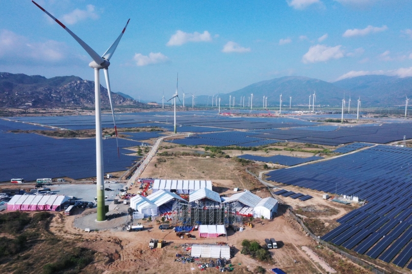 A wind farm and solar power farm in Ninh Thuan province, central Vietnam. Photo courtesy of To Quoc (Homeland) newspaper.