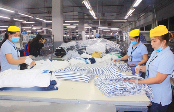  Factory workers at Amata Industrial Park, Dong Nai province, southern Vietnam. Photo courtesy of Quan Doi Nhan Dan (Army's People) newspaper.