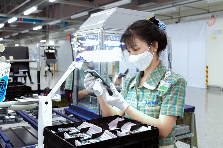 A Samsung factory worker in Bac Ninh province, northern Vietnam. Photo courtesy of Tuoi Tre (Youth) newspaper.