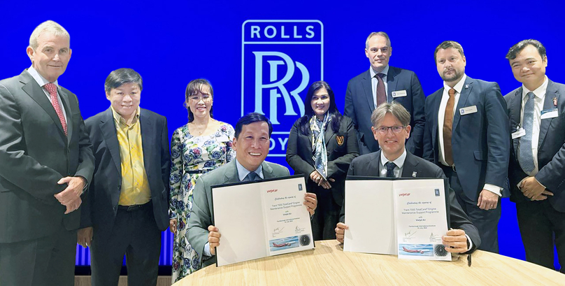 Vietjet CEO Dinh Viet Phuong (front, left) and Rob Watson, president, Rolls-Royce-Civil Aerospace (front, right), sign the agreement for 40 Trent 7000 engines and TotalCare engine service. Photo courtesy of Vietjet.