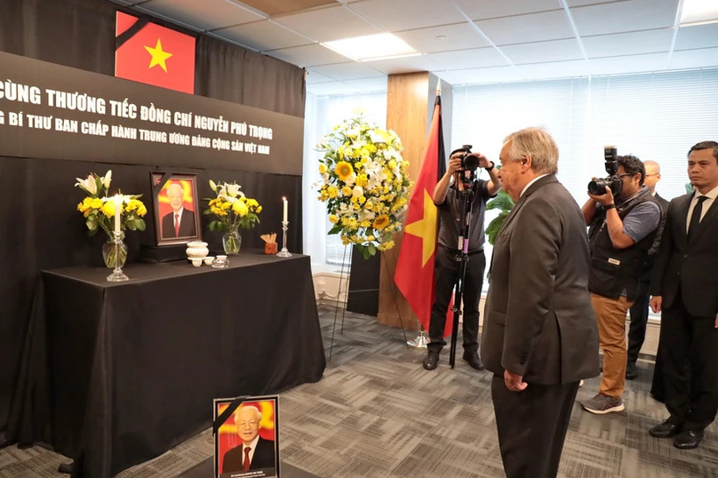 UN Secretary-General Antonio Guterres pays tribute to Party General Secretary Nguyen Phu Trong at the Permanent Mission of Vietnam to the UN in New York, the U.S. July 24, 2024. Photo courtesy of Vietnam News Agency.