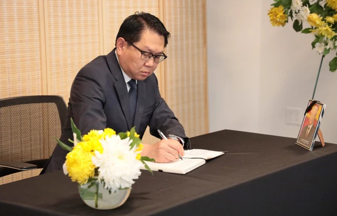 Ambassador Anouparb Vongnorkeo, Permanent Representative of Laos pays homage to and signed the condolence book for General Secretary Nguyen Phu Trong at the Permanent Mission of Vietnam to the UN. Photo courtesy of Vietnam News Agency.