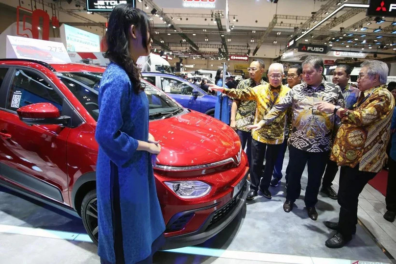 Coordinating Minister for Economic Affairs Airlangga Hartarto (second from left) looks at an electric vehicle at the 2024 Gaikindo Indonesia International Auto Show (GIIAS) in Tangerang, Banten, July 24, 2024. Photo courtesy of antaranews.com.