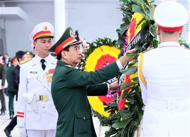 General Phan Van Giang, Deputy Secretary of the Central Military Commission and Minister of National Defence, pays respects to General Secretary Nguyen Phu Trong. Photo by Vietnam News Agency.