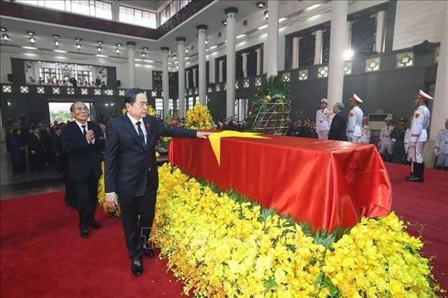 The National Assembly delegation, led by Politburo member and National Assembly Chairman Tran Thanh Man, pays respects to General Secretary Nguyen Phu Trong. Photo by Vietnam News Agency.