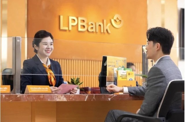  A customer at the counter of LPBank. Photo courtesy of the bank.