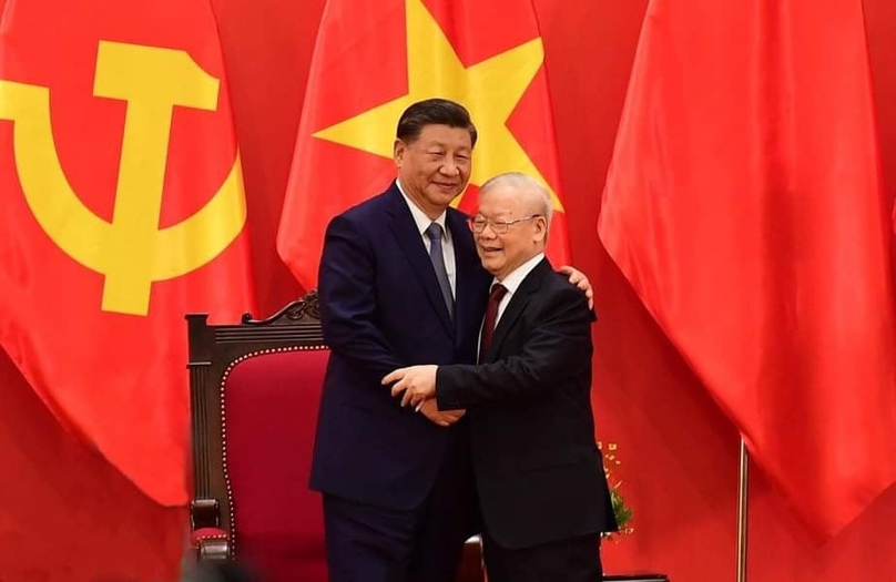 Party General Secretary Nguyen Phu Trong (right) and China’s Party General Secretary and President of China Xi Jinping at a meeting with intellectuals and young people in Hanoi, December 13, 2023. Photo courtesy of Nhan Dan (The People) newspaper.