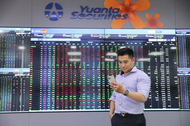  An investor tracks stock prices. Photo courtesy of Yuanta Vietnam.