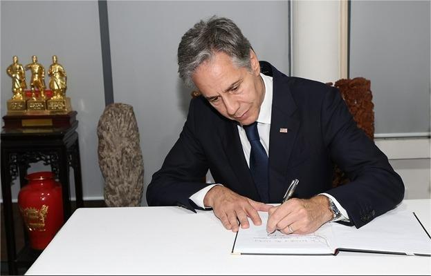 US Secretary of State Antony J. Blinken writes condolences in the funeral book for the Party leader. Photo by Vietnam News Agency.