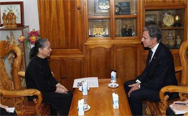 The Party leader's spouse Ngo Thi Man talks with U.S. Secretary of State Antony J. Blinken. Photo by Vietnam News Agency.