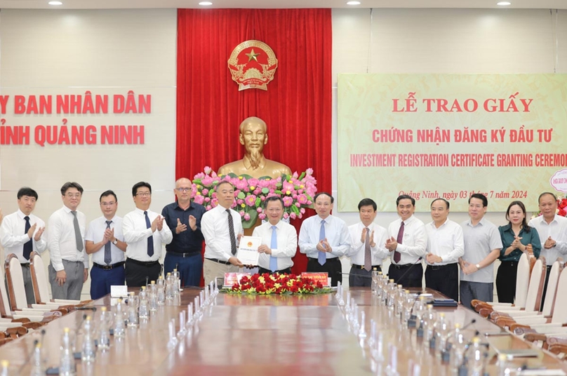 Chủ tịch UBND tỉnh Quảng Ninh Cao Tường Huy (thứ bảy từ trái sang) trao giấy chứng nhận đầu tư cho Foxconn tại tỉnh Quảng Ninh, miền Bắc Việt Nam, ngày 3 tháng 7 năm 2024. Ảnh do báo Quảng Ninh cung cấp.