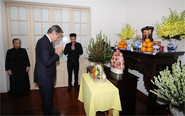 US Secretary of State Antony J. Blinken offers incense to the Party leader. Photo by Vietnam News Agency.