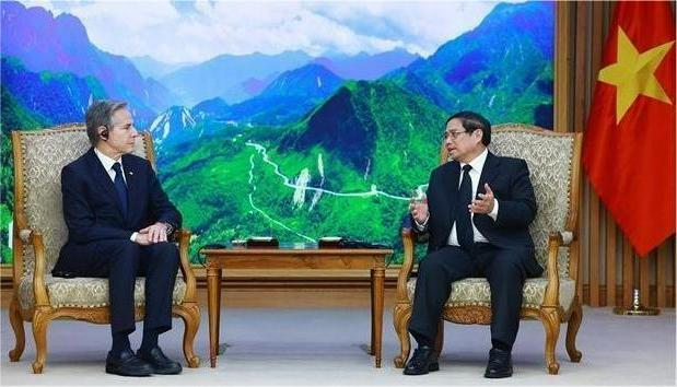 Prime Minister Phạm Minh Chinh talks with Secretary of State Antony Blinken. Photo by Vietnam News Agency.