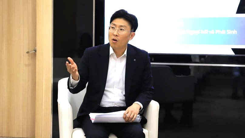 Pyon Young Hwan, director of Global Trading Centre at Shinhan Bank Vietnam, delivers Shinhan Bank Vietnam's economic forecast for 2024. Photo courtesy of the bank.