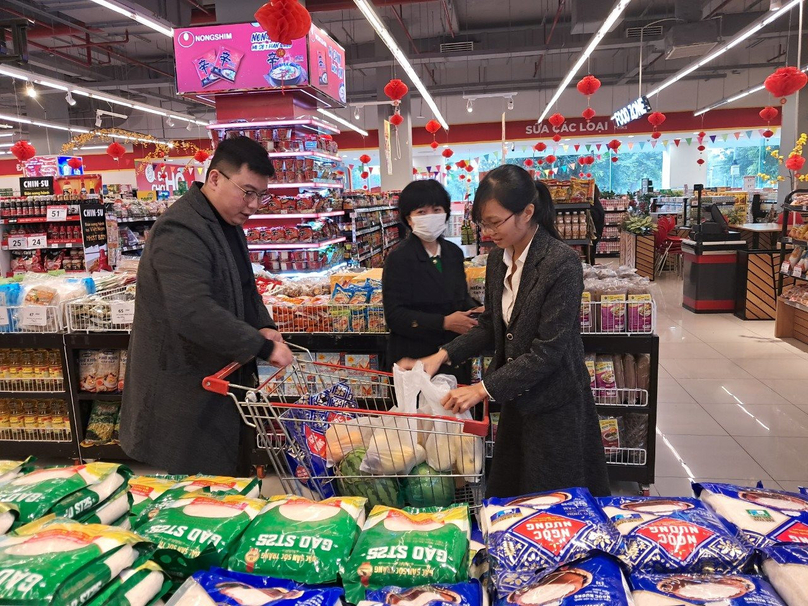  Customers at a supermarket in Hanoi. Photo courtesy of Hanoi Moi (New Hanoi) newspaper.