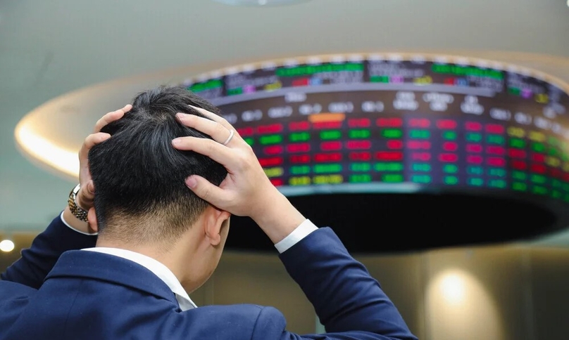 A trader watches stock prices. Photo by The Investor/Trong Hieu.