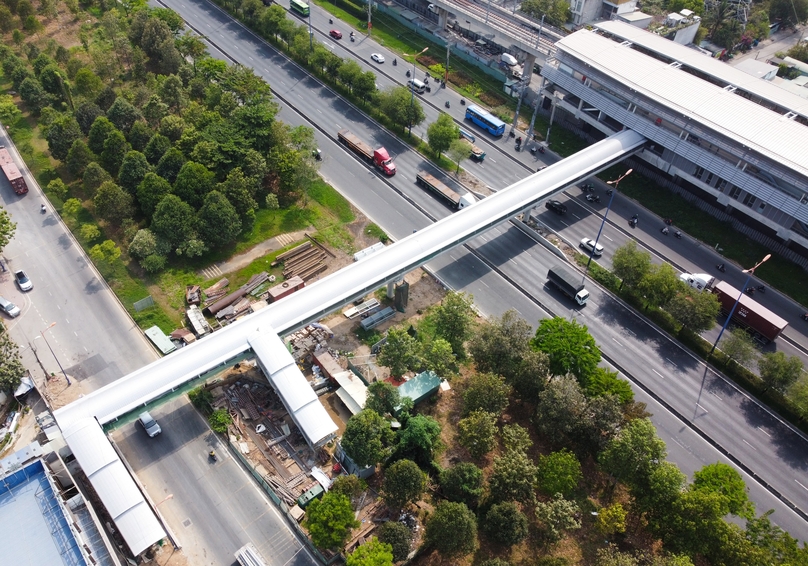 An under-construction pedestrian overpass connecting with a Metro line No.1 station in HCMC. Photo courtesy of CT Group.